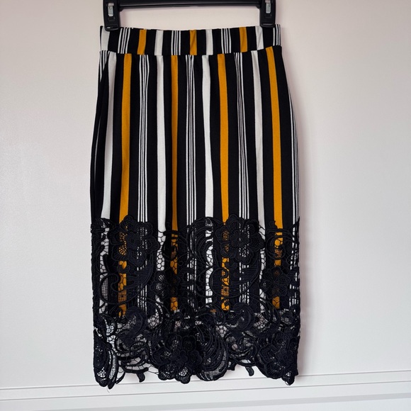 Olivia Blu Dresses & Skirts - Olivia Blu Color Block Stretch Pencil Skirt Black Lace‎ Trim Women's Size Small